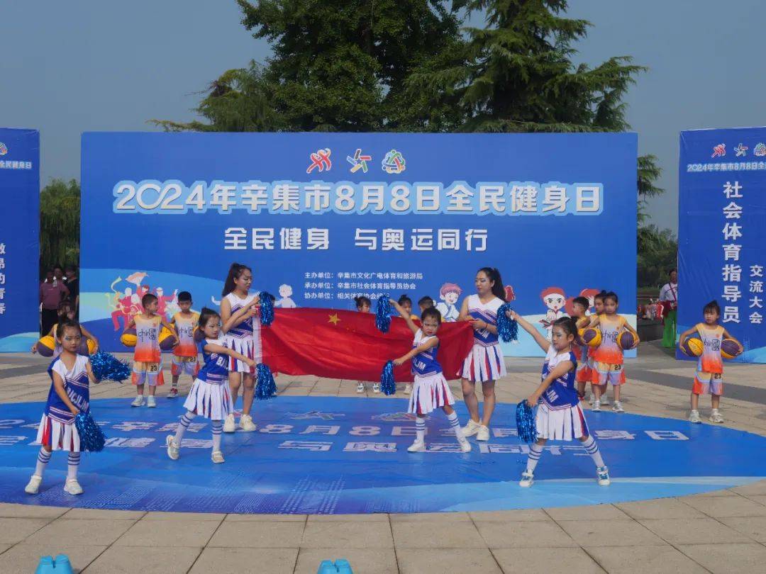 包含体操比赛现场热火朝天，观众掌声不断的词条